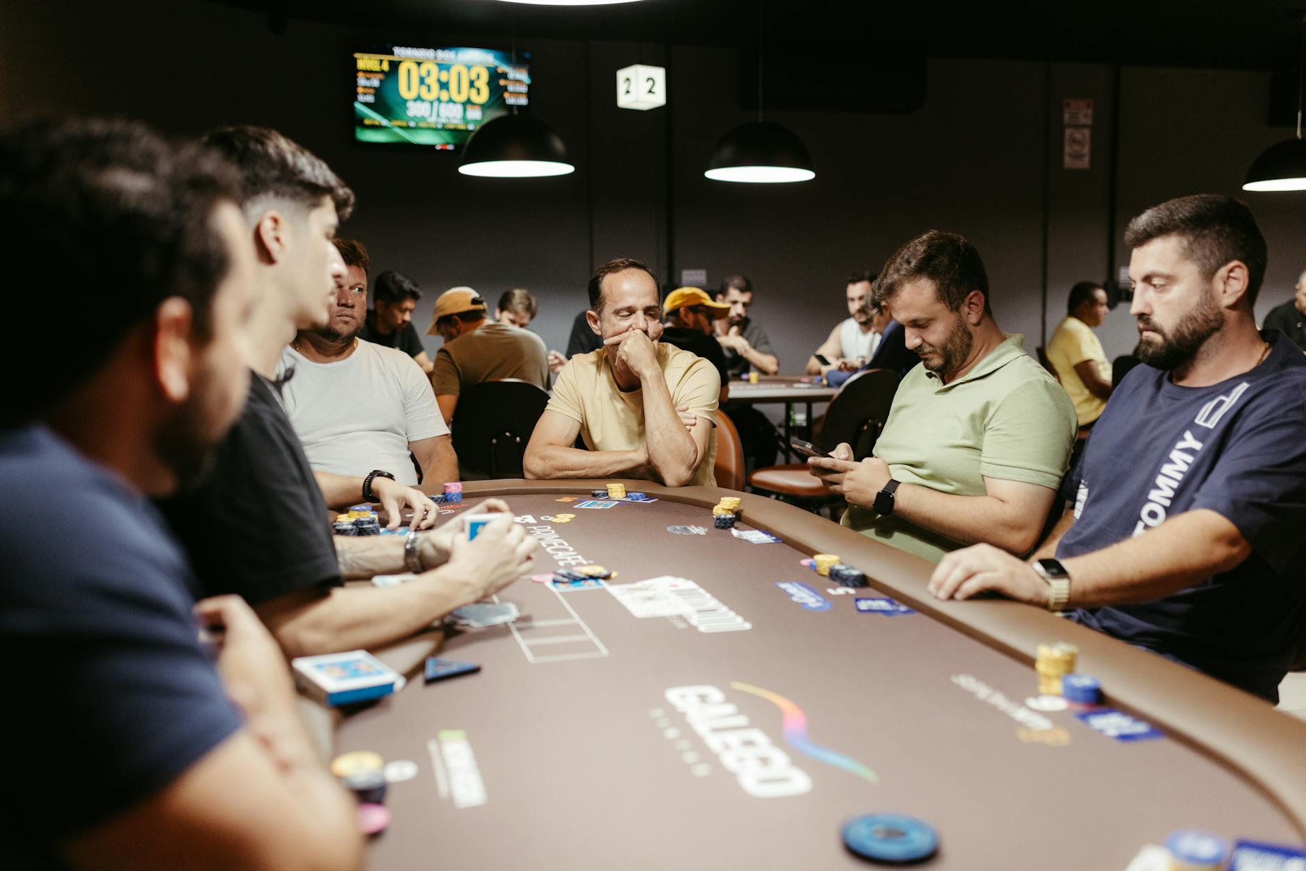 Poker thắng dài hạn đến từ quan sát, kỷ luật và quyết định đúng, không chỉ từ may mắn.